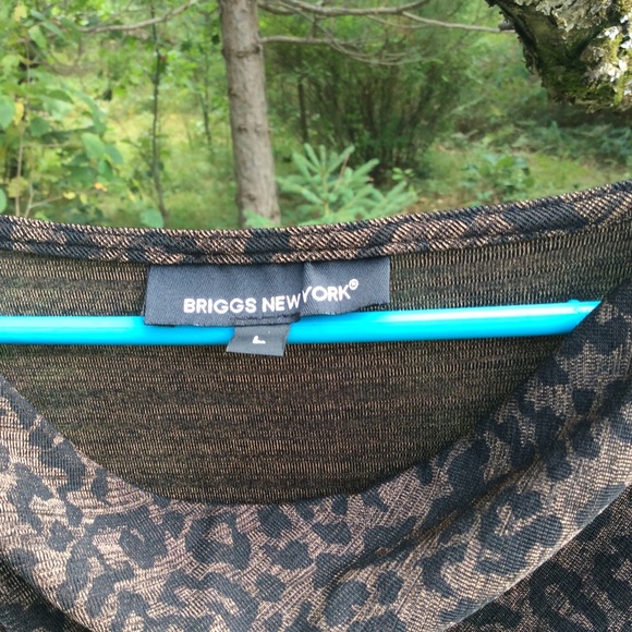 Briggs New York animal Print top/shell. - Picture 3 of 11